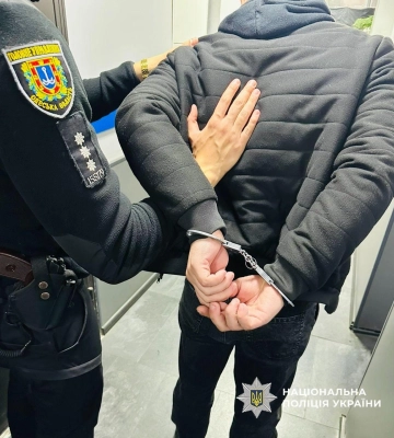 Зірвали золотий ланцюжок та відібрали сумку: в Одесі побили та пограбували перехожого