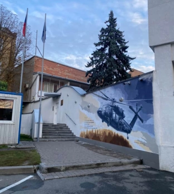 Біля посольства Чехії з’явився мурал з гелікоптером, який чехи подарували ГУР