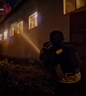 Уночі рятувальники гасили пожежі після ворожих атак у чотирьох громадах Сумщини