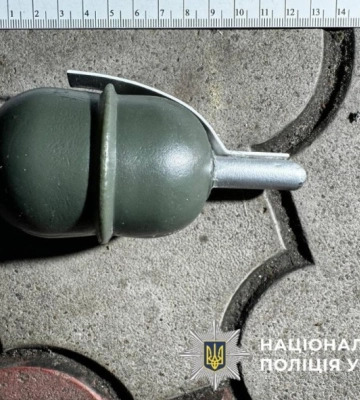 В Одесі чоловік жбурнув у бік галасливої компанії кілька гранат, які виявилися страйкбольними. ФОТО