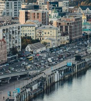 Перекрили рух транспорту: у Києві сталася аварія на водогоні