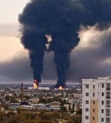В Крыму третьи сутки подряд горит Феодосийский нефтеналивной терминал
