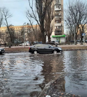 У Києві через прорив водопроводу змінили маршрути тролейбусів