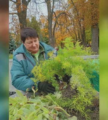 Сад Шевченка почали готувати до зими: комунальники взялися за клумби 