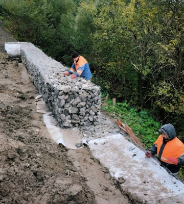 На Львівщині укріплюють гірську дорогу для запобігання зсувам: які роботи виконані