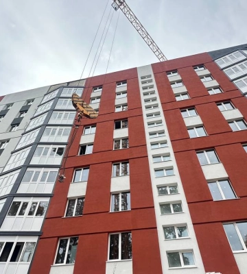 На вулиці Бучми триває відновлення житлової багатоповерхівки, яка була пошкоджена під час обстрілів у 2022 році