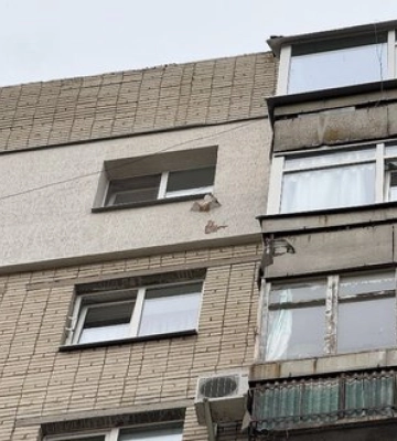 Росіяни атакували Суми безпілотниками: є влучання у дах багатоповерхівки. ФОТОрепортаж