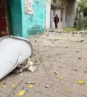 Російський дрон влучив по багатоповерхівці в Сумах
