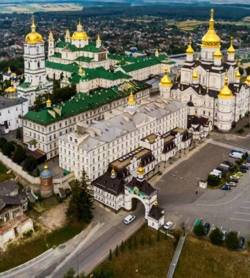 На Тернопольщине полиция проводит обыски в Почаевской лавре