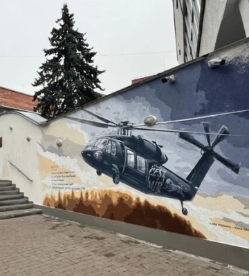 У Києві з’явився мурал із гелікоптером, подарованим чехами українській розвідці