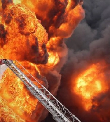 Масштабна пожежа у Прилуках після удару безпілотника по нафтобазі. ВІДЕО+ФОТОрепортаж