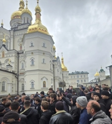 Під час обшуків у Почаївській лаврі відбулися провокації