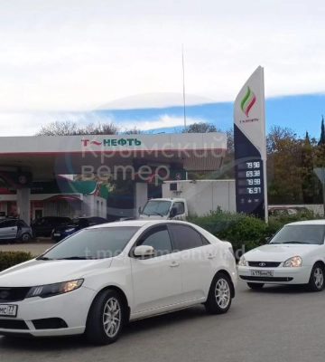 Дефицит топлива в Крыму: люди продают места в очереди на АЗС (видео)