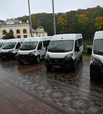 ПРООН та Південна Корея передали спецавтомобілі для прифронтових областей