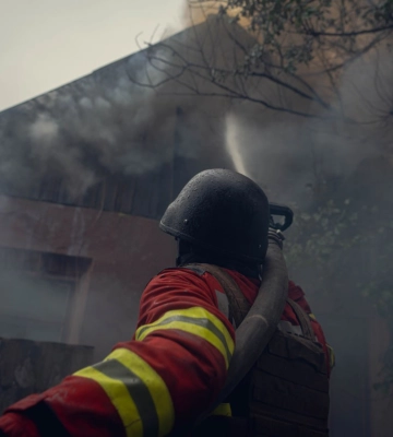 У Сумах рятувальники гасили пожежу після влучання безпілотника по будинку