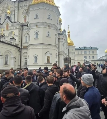 Під час обшуків у Почаївській лаврі на Тернопільщині група підлітків влаштувала провокації