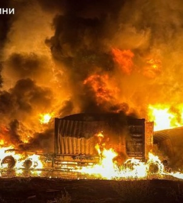 Масштабні пожежі та 5 постраждалих: РФ атакувала Одещину "шахедами". ВІДЕО+ФОТОрепортаж