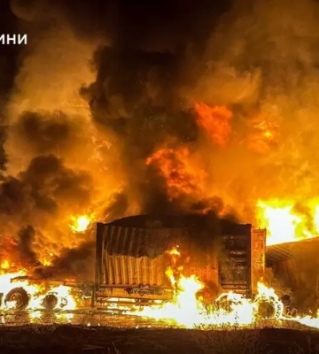 РФ атакувала Одещину: пожежі в будинках, на АЗС і в порту, є поранені
