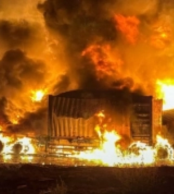 На Одещині через атаку дронів спалахнули масштабні пожежі: є постраждалі