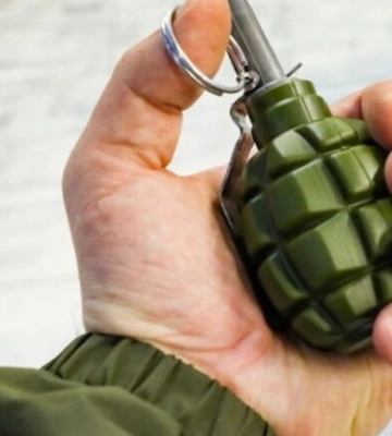 На Запоріжжі чоловік напідпитку погрожував родині з дітьми гранатою та кинув її в бік будинку