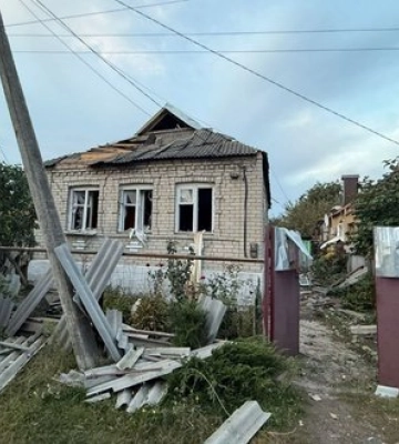 Доба на Донеччині: поранено людину, пошкоджено 20 будинків, 3 крамниці, адмінбудівлю і авто. ФОТОрепортаж