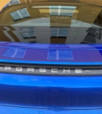 Камери видали: у Луцьку розшукали водія Porsche, який втік з місця ДТП