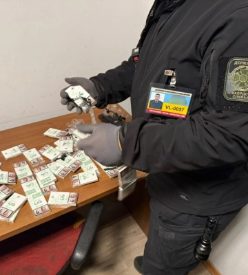 На волинському пункті пропуску виявили водія-далекобійника, «утепленого» сигаретами