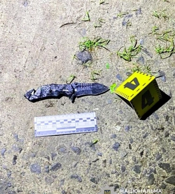 У Вараші під час опрацювання виклику чоловік вдарив поліцейського ножем
