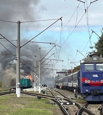 Росія вдарила по залізниці на межі Сумщини і Чернігівщини, пасажирів евакуюють автобусами - УЗ