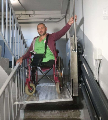 Без бар'єрів: у під'їзді будинку в Дніпрі запрацював унікальний підйомник для захисника з інвалідністю