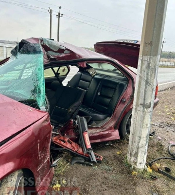 На Одещині автомобіль врізався в електроопору, є постраждалий