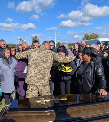 На Волині попрощалися із воїном Русланом Ломінським 