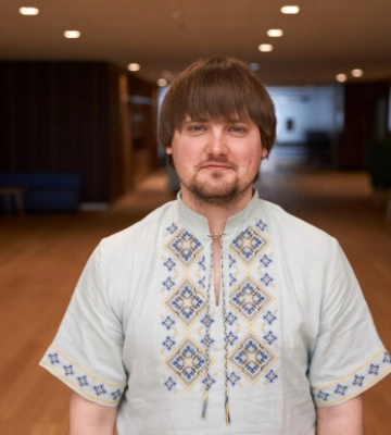 Депутат від "Слуги народу" Олександр Санченко під час війни придбав новий BMW X1, оформлений на батька