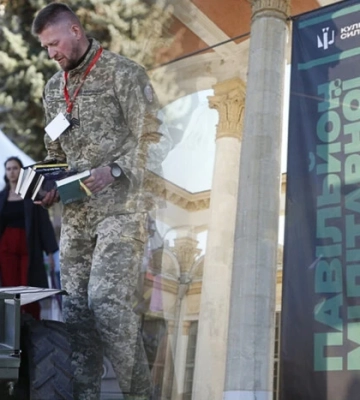 Військові поети виступили на «Книжковій країні»: поезія, перформанси та рекордний збір