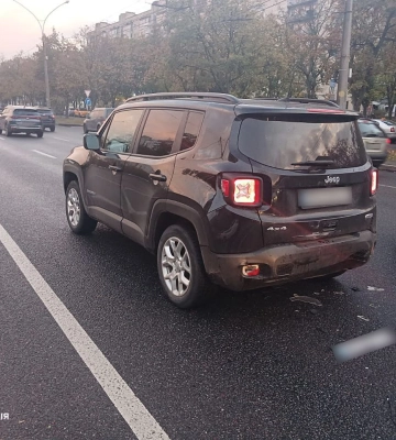 У Сумах водій KIA Rio врізався у Jeep Renegade і залишив місце ДТП