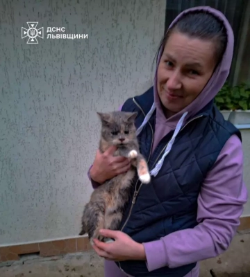 На Львівщині бійці ДСНС врятували котика, який впав у глибочезну кринцию