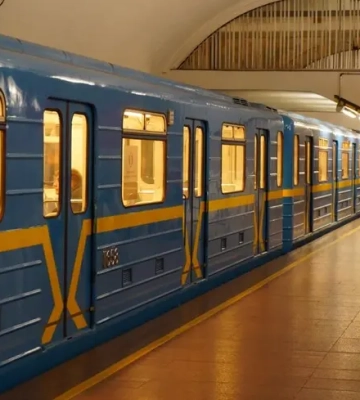 У Києві на деяких ділянках метро зупинять рух через удари росіян по енергетиці, що з кільцевою електричкою