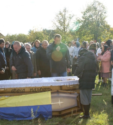 Рік тому одружився і мріяв про спільне майбутнє з коханою: на Волині поховали захисника Руслана Романюка