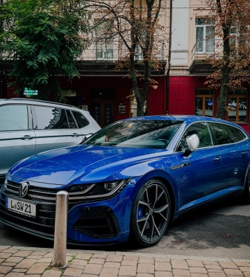 Семейная ракета: в Киеве засветился редкий заряженный Volkswagen на "бляхах" 