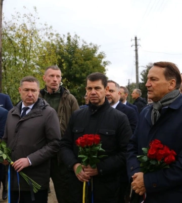 Сикорский прибыл в Украину: глава МИД Польши посетил место удара РФ возле Львова