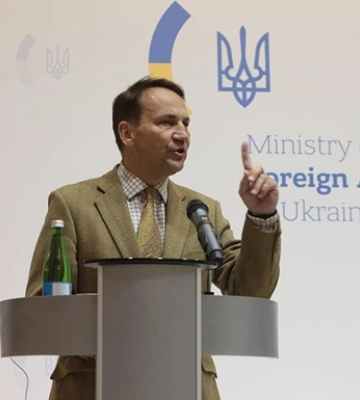 Сікорський прибув з візитом в Україну
