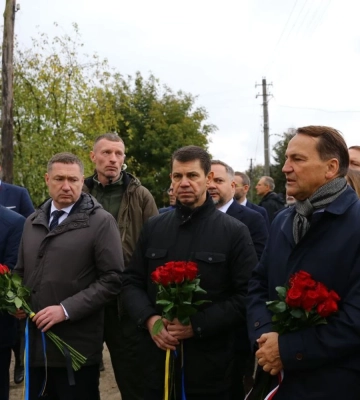 Керівник МЗС Польщі Сікорський відвідав Лапаївку після удару рф, що забрав життя родини з 4 осіб