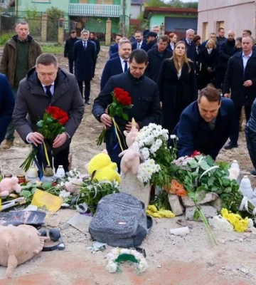 Глава МИД Польши прибыл во Львовскую область и посетил место российского удара в Лапаевке