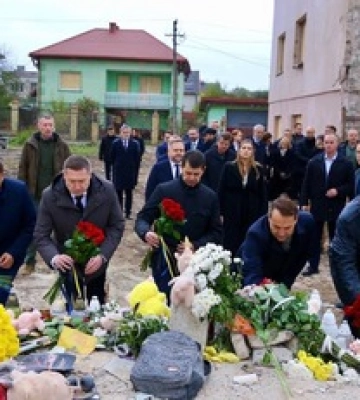 Министр иностранных дел Польши Сикорский посетил место российского удара во Львове