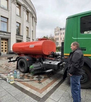 Київ після обстрілів. Нардепам привезли технічну воду для змиву в туалетах 