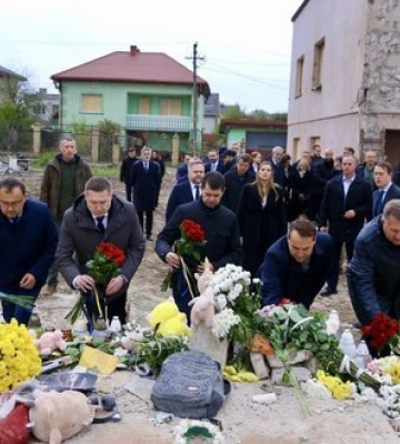 Глава МЗС Польщі Сікорський прибув з візитом на Львівщину: відвідав місце удару РФ у Лапаївці. ФОТОрепортаж