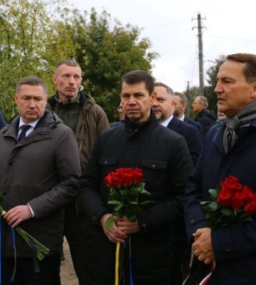 Сикорский прибыл с визитом во Львовскую область: почтил память жертв удара по Лапаевке