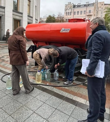 Урядовий квартал без води — до Ради привезли технічну, біля Кабміну виставили біотуалети (, )