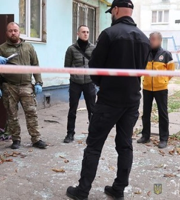 Висмикнув чеку та передав гранату своїй знайомій: у Запоріжжі чоловік убив жінку через суперечку, - Нацполіція. ФОТОрепортаж