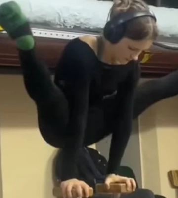 У Мережі завірусилося відео, де 14-річна гімнастка тренується в укритті під час обстрілу Києва